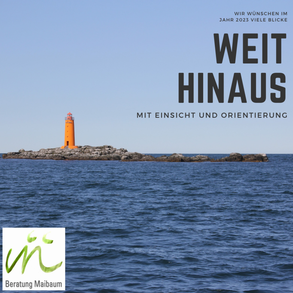 Leuchttum auf kleinem Felsen mitten im Meer